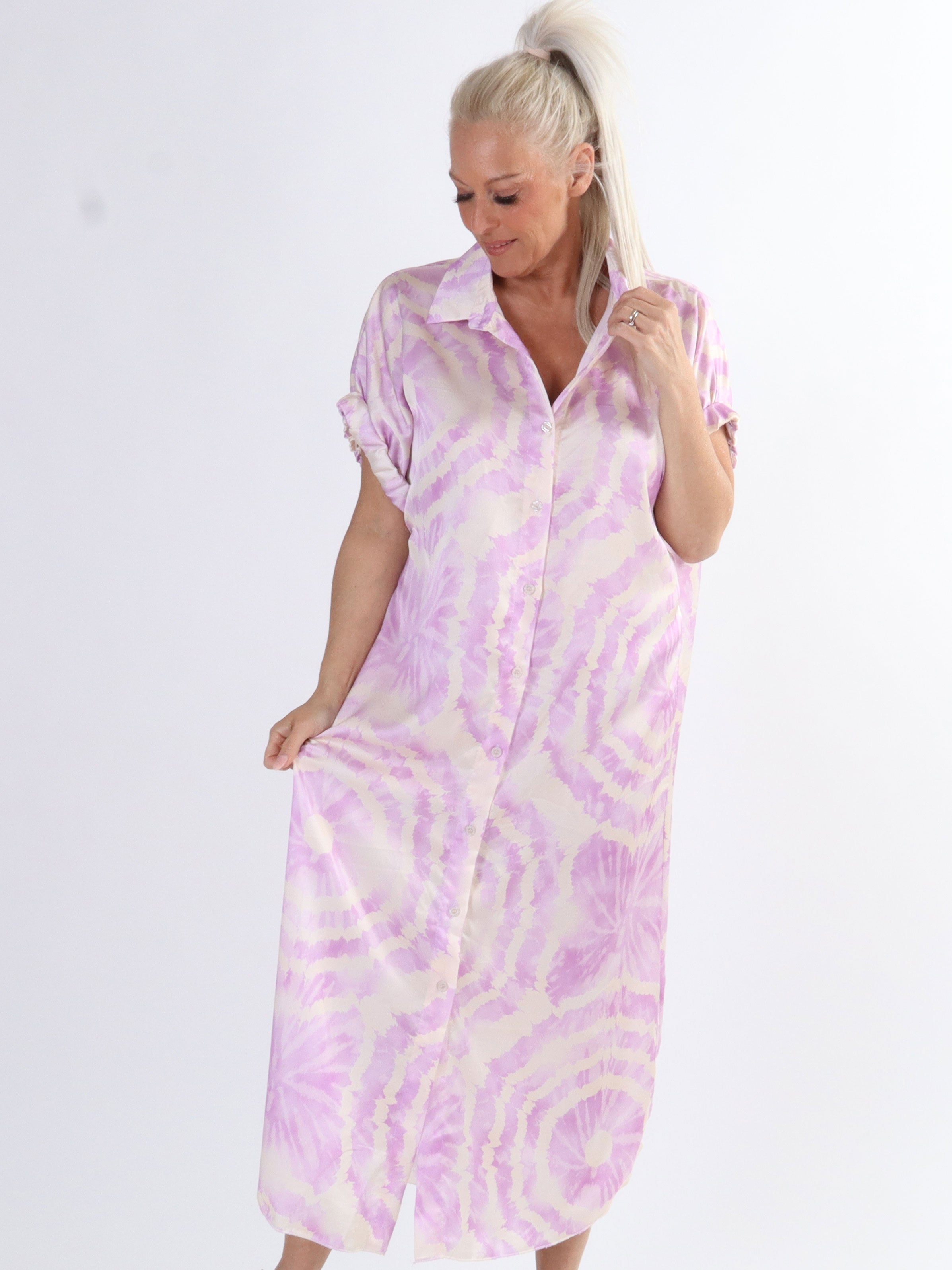 Erin - Skjortekjole i plus size med knapper og batikmønster